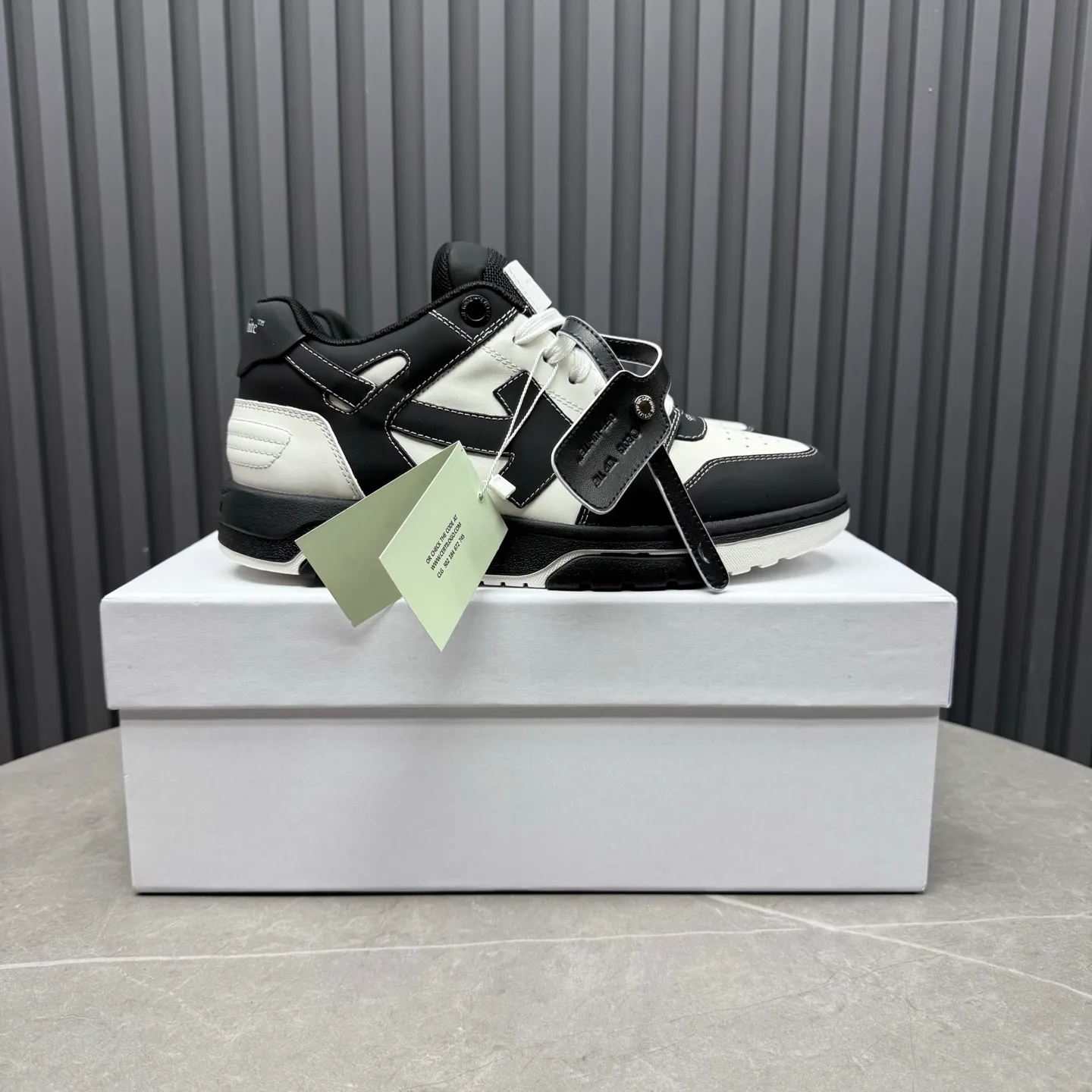 【off- white】P: 620💰Couple model👫, Size: 35-44 (Customized for men 38.45.46) High-quality version👊 "Out of office" series original molding, original lasting, production process 1:1 Original ➰OFF GRAY WHITE OW ➰ First-layer cowhide Imported skin-friendly and environmentally friendly polyester mesh Original molding high elastic and environmentally friendly molding pad Made with the original lasting process. The original molded rubber outsole (never yellows and deforms) has a super correct shape, bright color and strong three-dimensional effect👍. Packaging💯Full set of packaging synchronized with the official website (branded paper, certificate of quality, branded cloth bag)